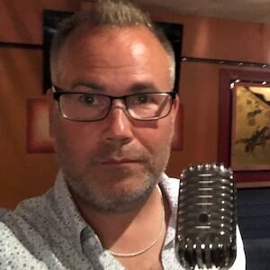 Niklas med mikrofon