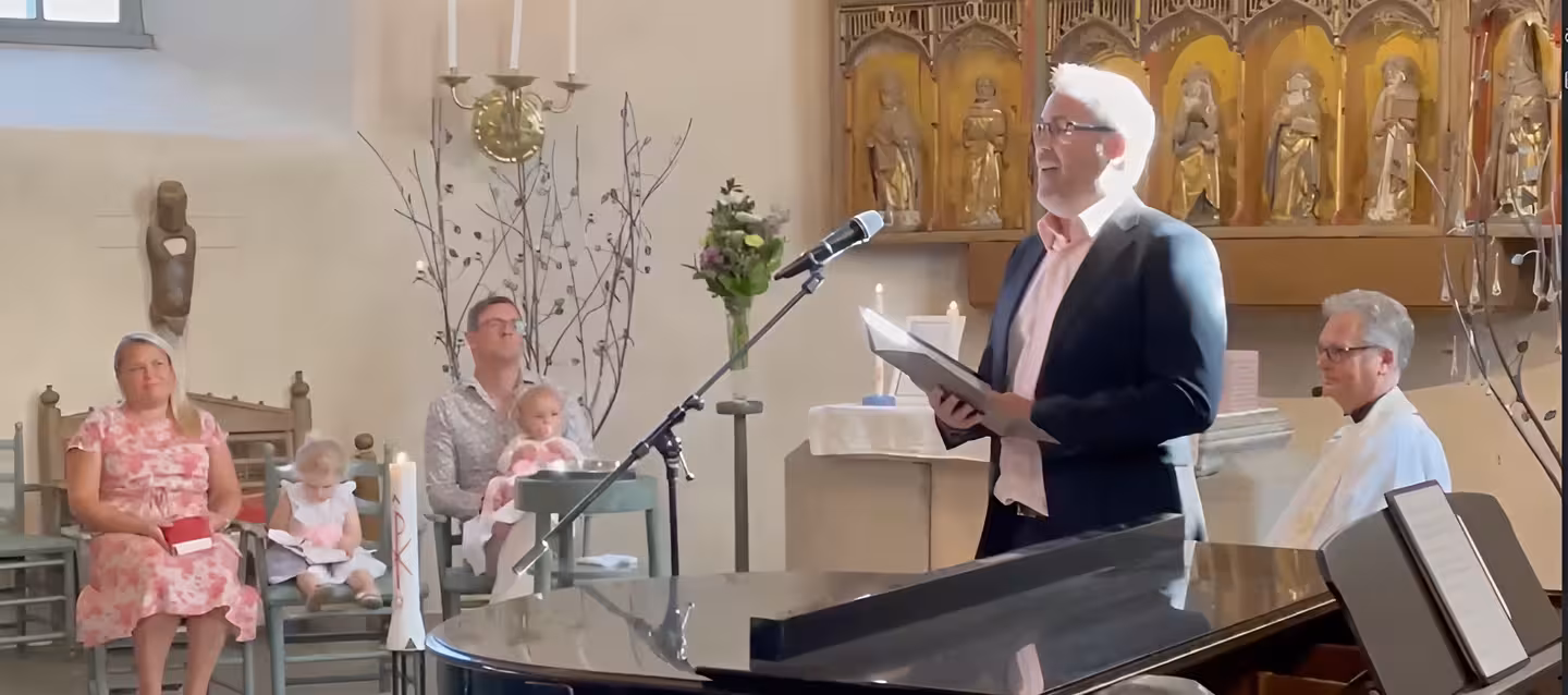 Framför Annie’s Song på dop i Gamla Uppsala Kyrka under augusti 2024
