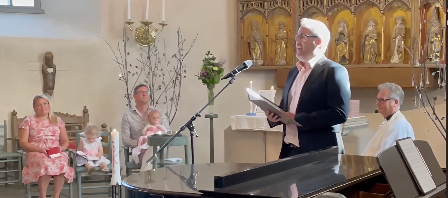 Framför Annie’s Song på dop i Gamla Uppsala Kyrka under augusti 2024