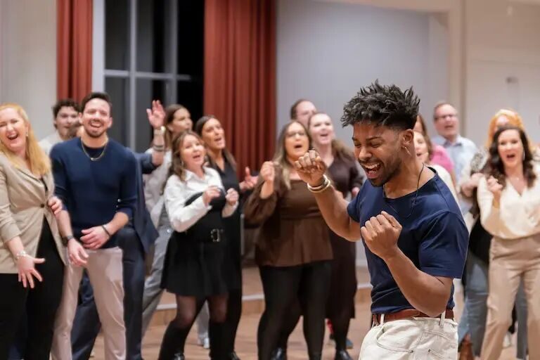 Jag sjunger bakom John Lundvik i reklamfilm för bidrag till melidofestivalen 2025.